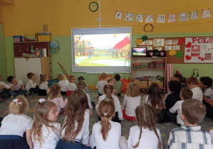 Troszkę historii w przyjemnej formie. Przedszkolaki oglądają ciekawy film.