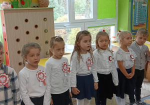 Przedszkolaki śpiewają hymn.