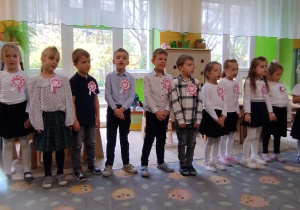 Przedszkolaki śpiewają hymn.