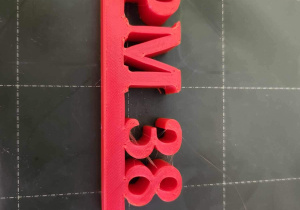 Praca drukarki 3D.