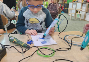 Przedszkolaki poznają pracę z długopisem 3D.