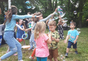 Kolorowe bańki to zawsze super zabawa