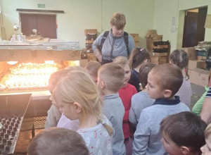 Wycieczka Wiewiórek i Jeżyków do fabryki bombek w Piotrkowie Trybunalskim