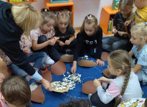 Wizyta grupy IV w bibliotece.