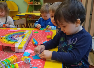 Biedronki - zabawa prezentami od Świętego Mikołaja