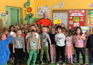 Liski i Jeżyki w czasie spotkania z ratownikiem medycznym.