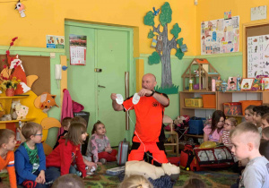 Liski i Jeżyki w czasie spotkania z ratownikiem medycznym.