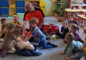 Biedronki i Wiewiórki w czasie spotkania z ratownikiem medycznym.