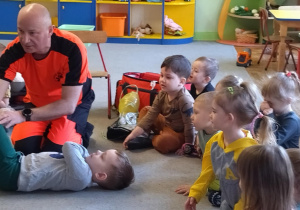 Biedronki i Wiewiórki w czasie spotkania z ratownikiem medycznym.