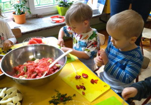 Biedronki robią sałatkę owocową.