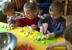 Biedronki robią sałatkę owocową.